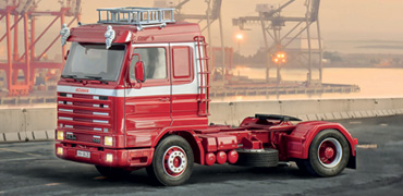 ITALERI - VOLVO F16 Globetrotter Canvas Truck with elevator